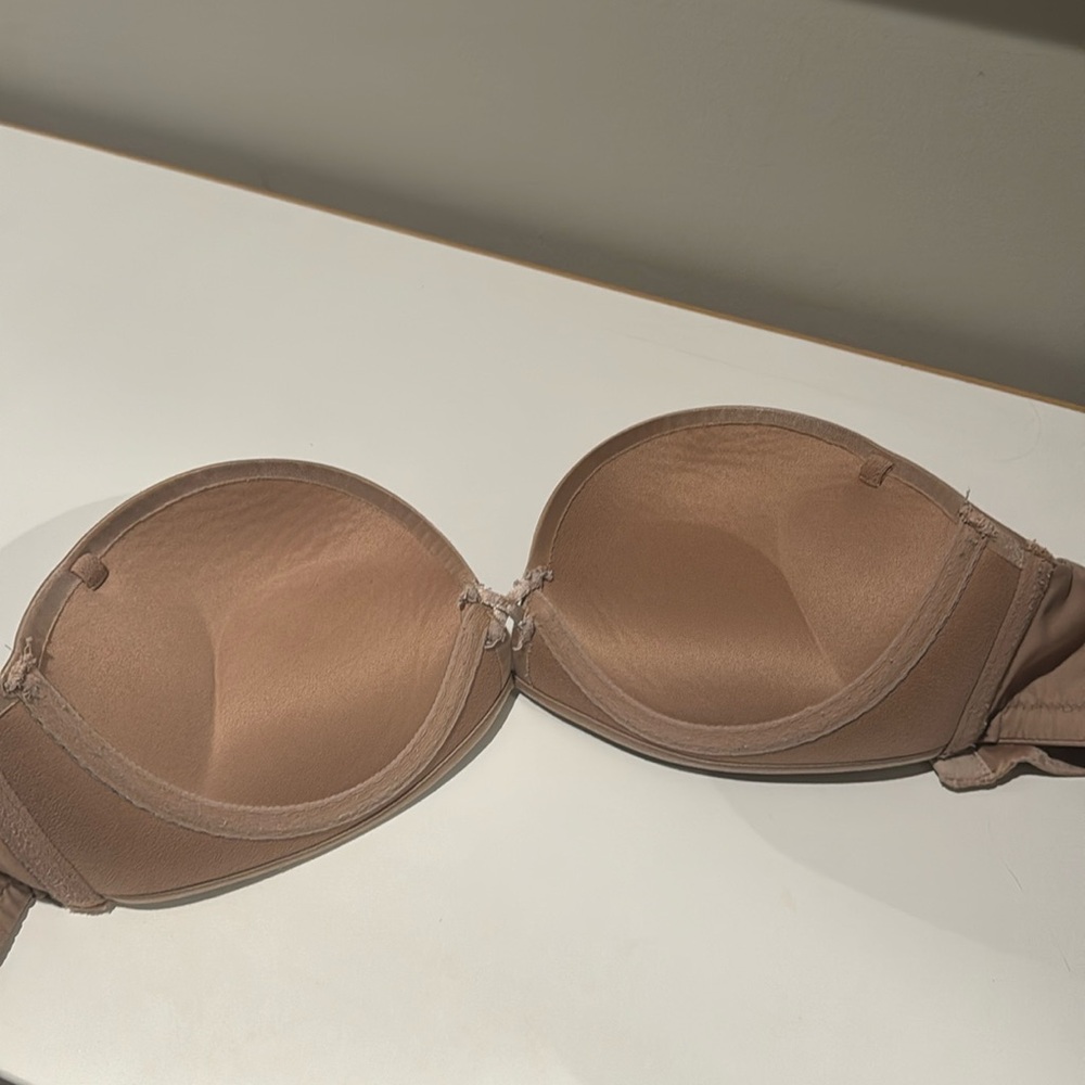 Victoria’s Secret bombshell strapless bra